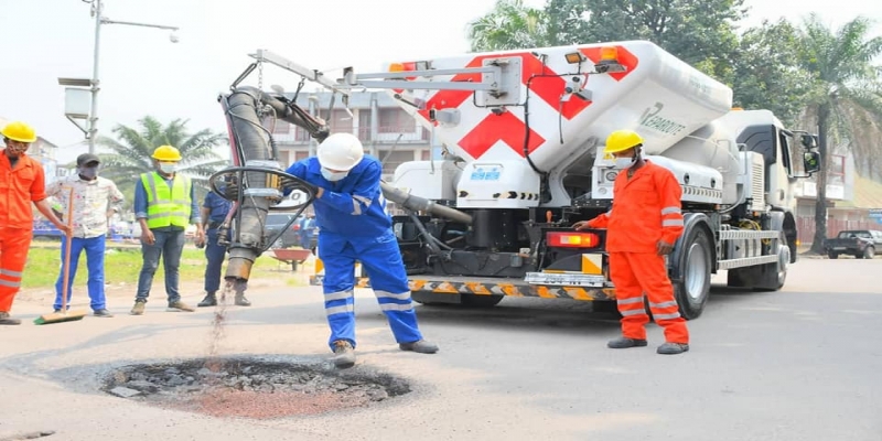 Ngobila palpe du doigt les travaux de réparation des routes à Kinshasa
