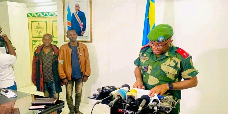 Le porte-parole des FARDC présentant deux militaires rwandais arrêtés dans une attaque à Rutshuru